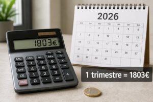Une calculatrice affichant 1803 euros, un calendrier de l'année 2026 et une pièce de monnaie, avec le texte superposé '1 trimestre = 1803€'.